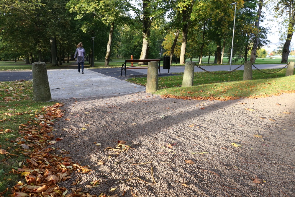 Övergång mellan grönområden på Skolgatan sett från kyrkogården mot Botan