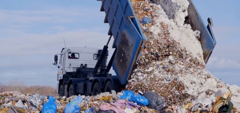 Lastbil som tömmer skräp i Ukraina