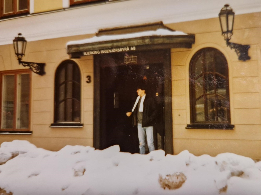 Anders vid Bjerkings entre på Trädgårdsgatan 3 i Uppsala