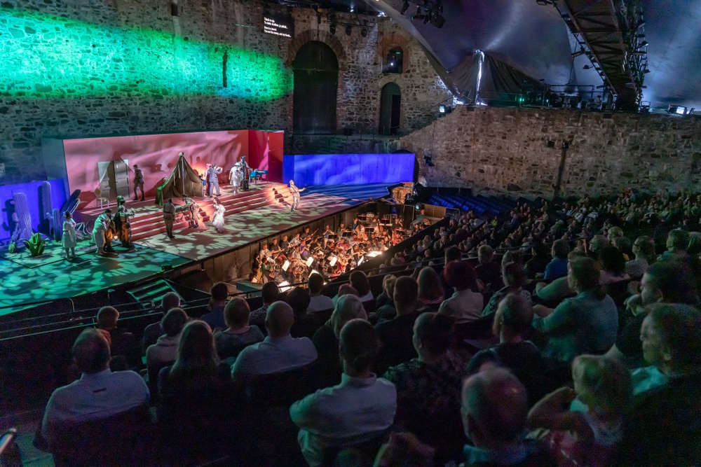 Det står nu klart att Norrlandsoperan och produktionen av operan Adriana Mater gästspelar på den stora internationella operafestivalen i Savonlinna, Finland, nästa sommar.