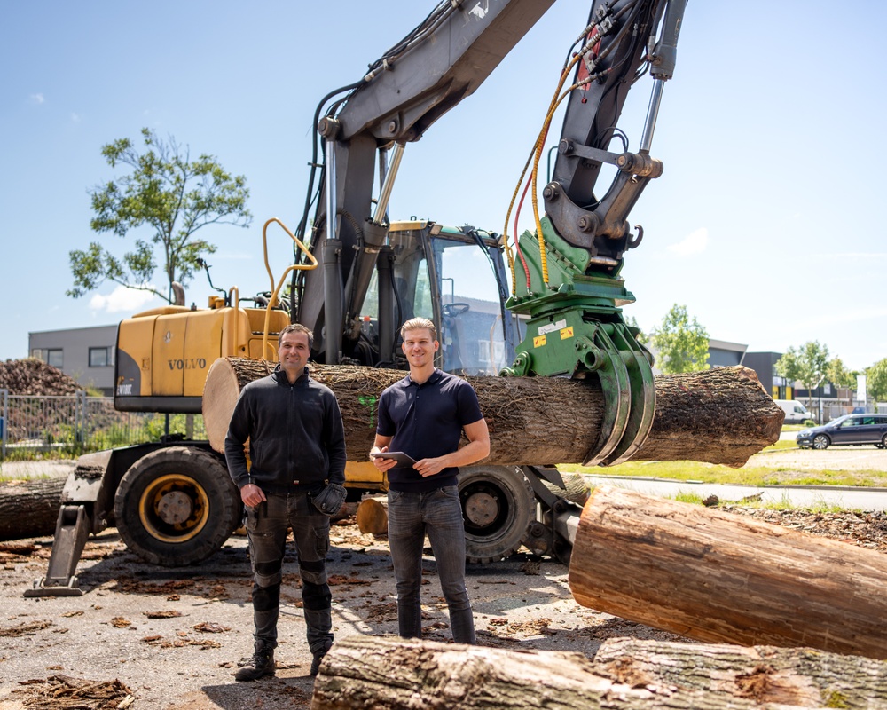 Verkoper Roy Huibers (links) met naast hem Floris Bakels, Account Manager Constructie bij Troostwijk Auctions.