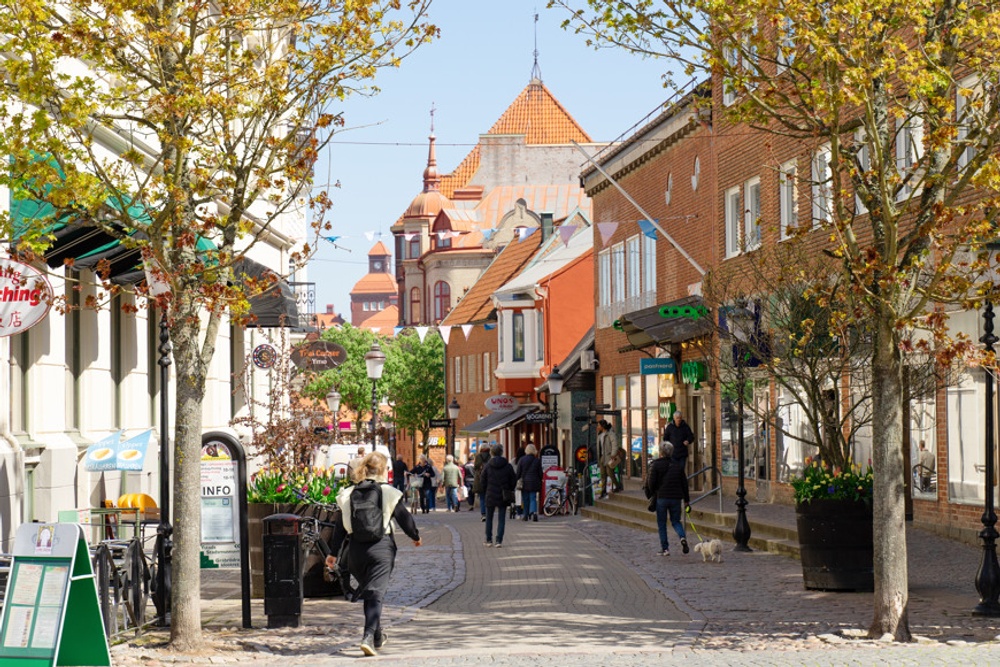 Människor som promenerar längs Ystads gågata, Stora Östergatan.