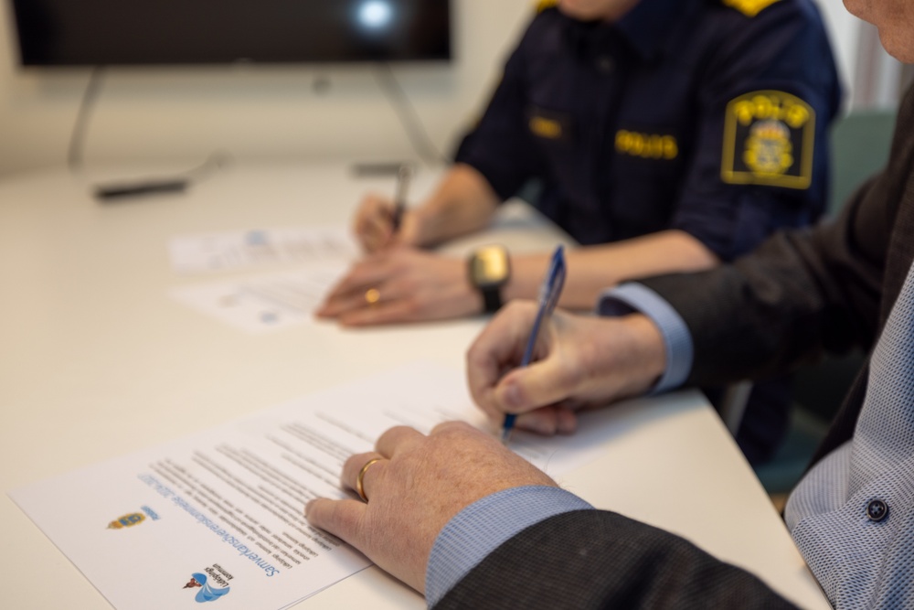 Undertecknande av medborgarlöftet mellan Lidköpings kommun och lokalpolisområdet Västra Skaraborg. 