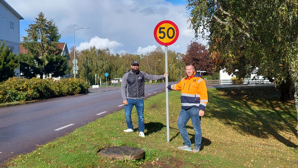 Sven Friman och Bjarne Hurtig vid hastighetsgränsen i Jonslunds tätort