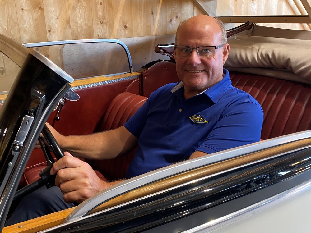 Hans Andersson, Motorhistoriska Riksförbundets nyvalda förbundsordförande, sittandes bakom ratten på en av sina många klassiker i samlingarna. Bilen är en DKW F8 cabriolet från 1939.