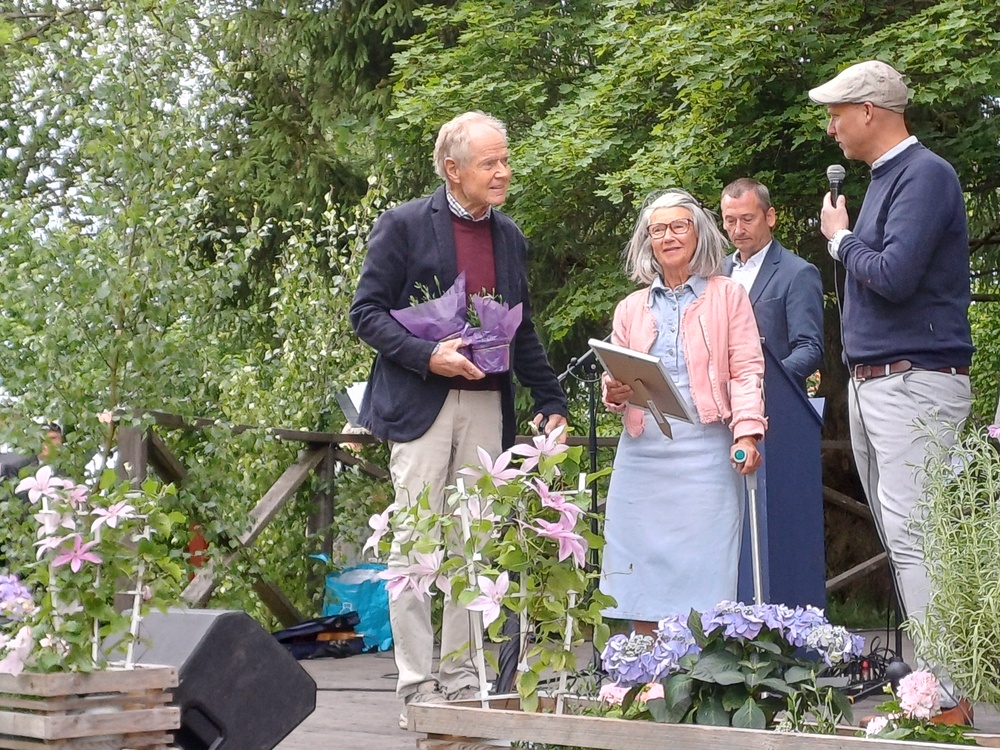 Tr män och en kvinna på en scen