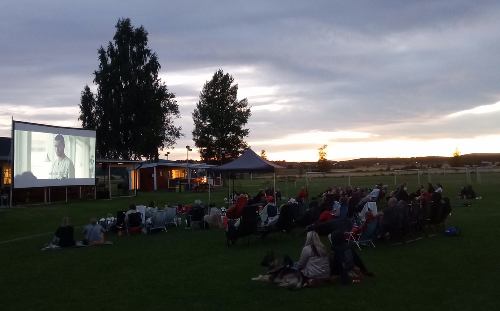 Utomhusfilmvisning vid Högsgården. Foto: Niklas Fischer