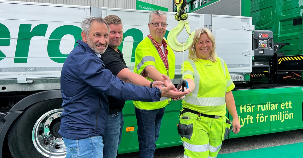 Med god hjälp av kranen lämnas nyckeln över till Derome i Mölndal. På bild: Robert Celec Volvo Lastvagnar, Rickard Serholt Bildepån Lastvagnar, Glenn Eliasson och Linda Johansson, Derome. 