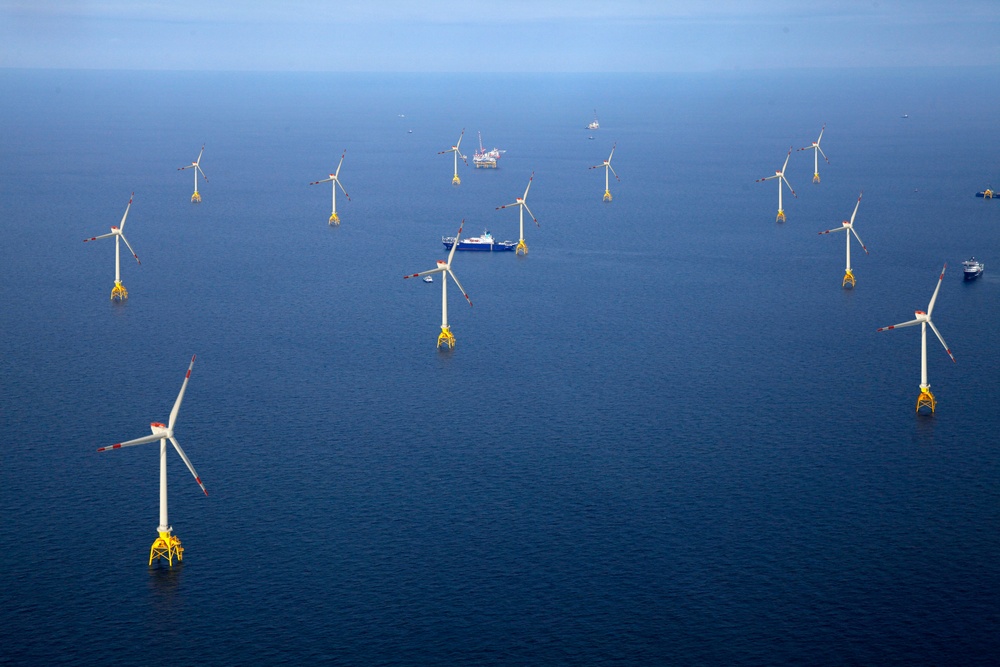 Kommersiell havsbaserad vindkraft växer kraftigt i Europa. Här utför en servicebåt underhållsarbete.  

