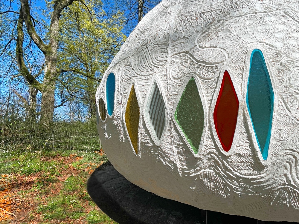 Peter Linde Busks new work, Solaris, 2022, is installed in the sculpture park spring 2022. The pumpkin shaped outdoor scculpture is made with sustainalble paper pulp. Photo: Mattias Givell.