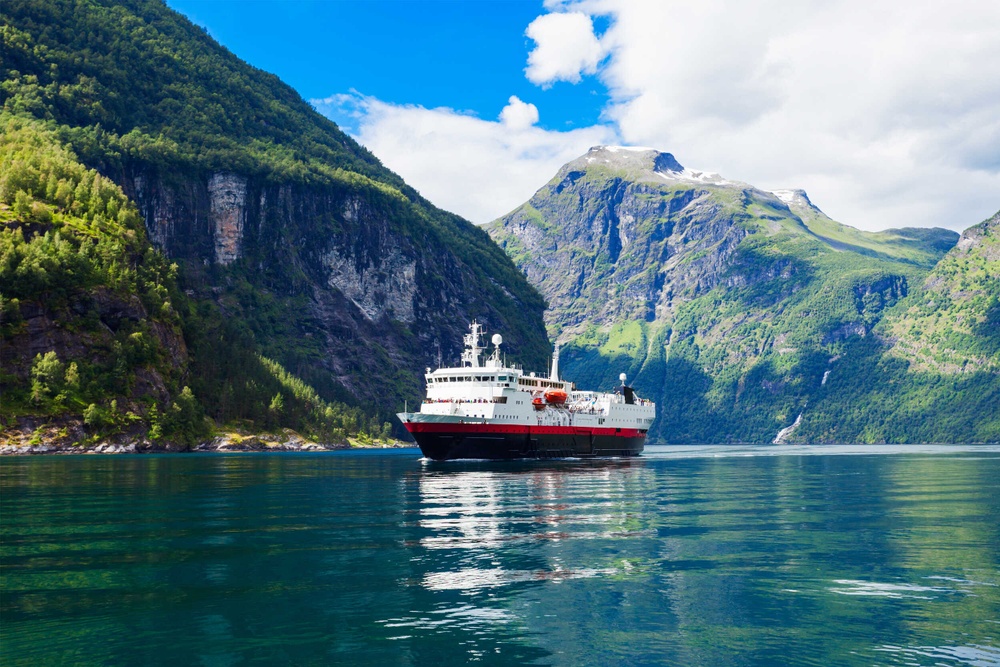 fartyg i fjord