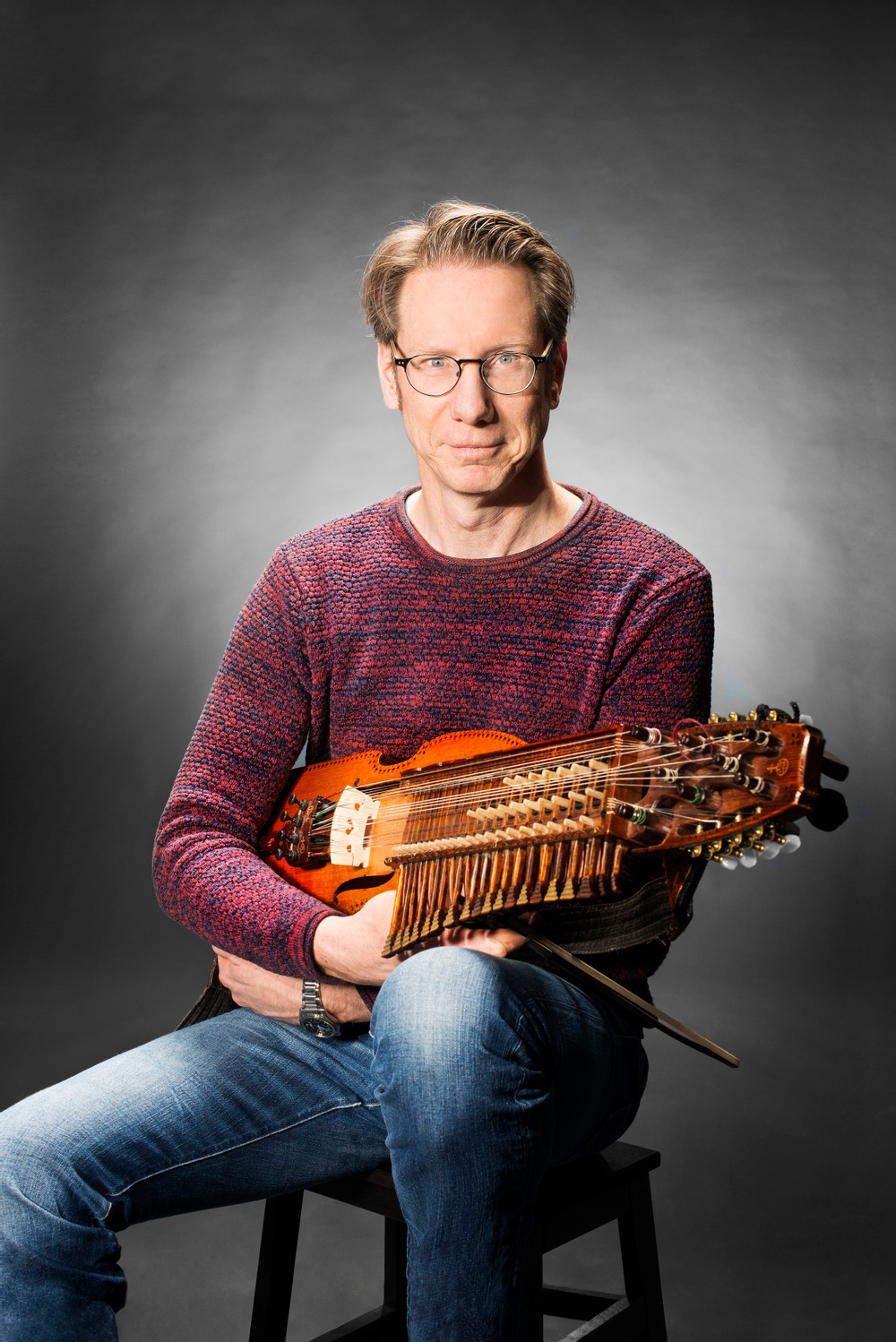 Olov Johansson, nyckelharpa
Livestreamad solokonsert från konstnärsmuseet Bror Hjorths Hus i Uppsala. Fredag 7 maj 2021 kl 19.00. 
Foto: Sarah Thorén