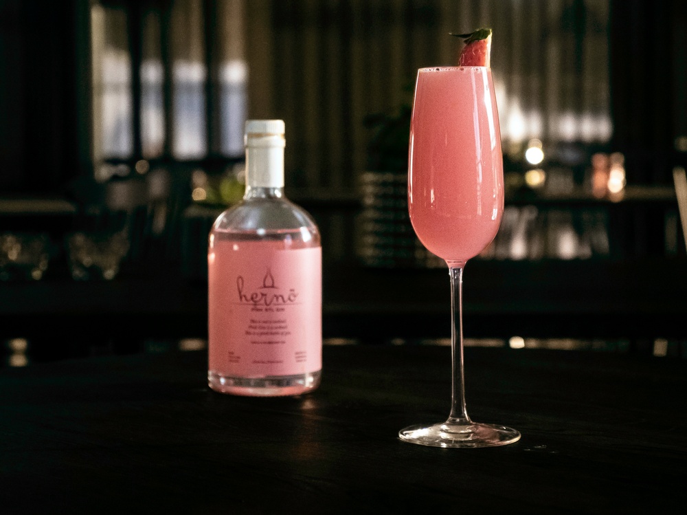 Our pink and fruity twist on the iconic French 75, with a transparent gin but pink syrup. Fruity and crisp. If you haven’t tried the classic or other twist such as the Cassis Noir 75 we highly recommend them too!

Ingredients
30 ml Hernö Pink BTL Gin
15 ml lemon juice
15 ml raspberry syrup *
Top with Champagne

Preparation
Pour Hernö  Pink BTL Gin, fresh lemon juice and raspberry syrup into a shaker. Fill the shaker with ice and shake for about 10 seconds. Strain the cocktail into a champagne flute and top with Champagne.