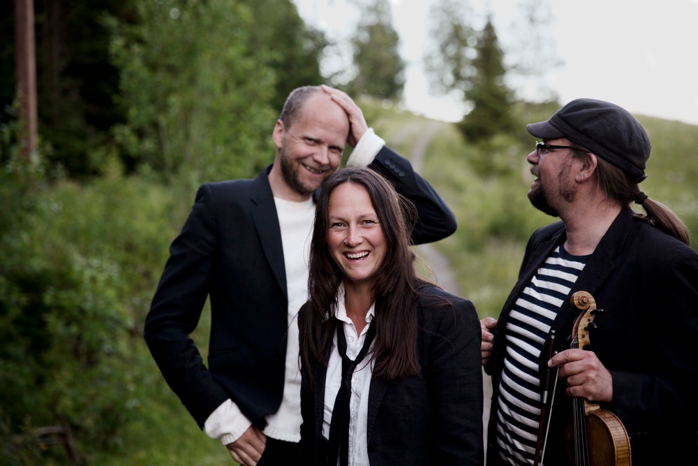 Folkmusiktrion Triakel på Västerbottensturné med föreställningen Händelser i norr, 25 juli- 1 augusti 2021. 