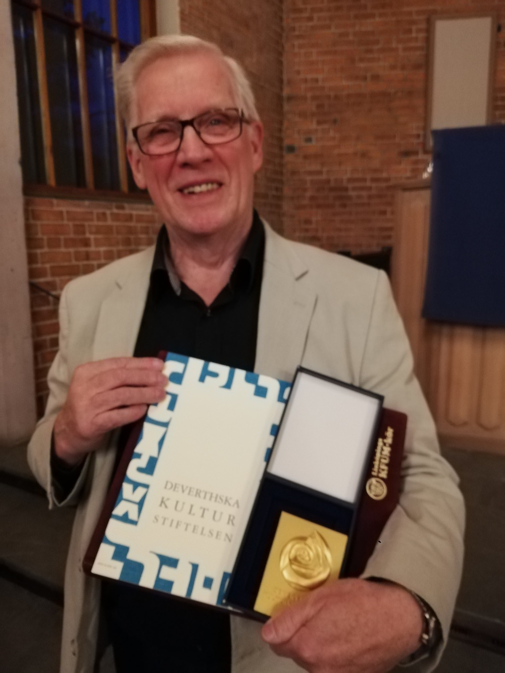 Rolf Vårdstedt tilldelas Deverthska Kulturstiftelsens hedersplakett 2019. 