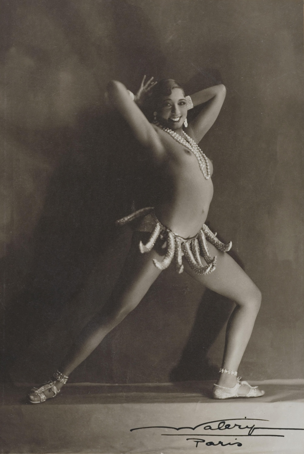 När Josephine Baker uppträder endast iklädd ett pärlhalsband och en kjol av konstgjorda bananer i Paris 1927 blir hon en ikon och symbol för både ”jazzåldern” det glada 20-talet. Foto: Waléry / public domain.