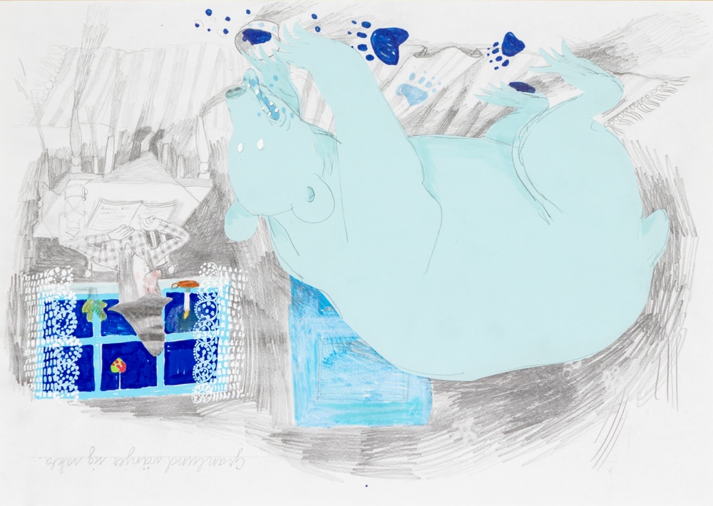 Skiss av Lotta Geffenblad till boken "Blå ugglan" (2023). Blå björn gör blå avtryck i stuga.  