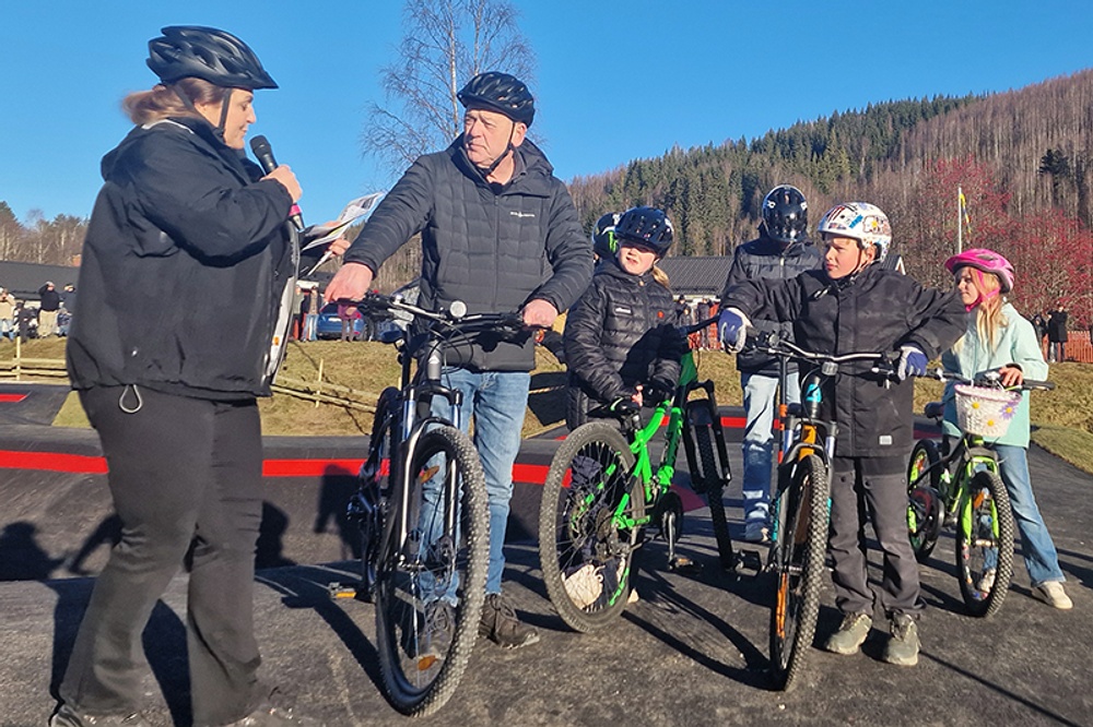 Ett gäng barn från Sysslebäck med omnejd väntar tåligt på att Tinn Thörner och kommundirektör Thomas Stjerndorff ska invigningsprata färdigt, så att de få köra några varv dagen till ära. 