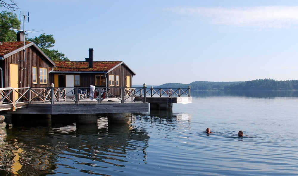 Strandateljén med havsbad och vedeldad bastu