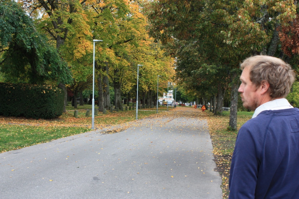 Anders Dieter Aubry går längs den nya breda Skolgatan i riktning mot Tullportagatan