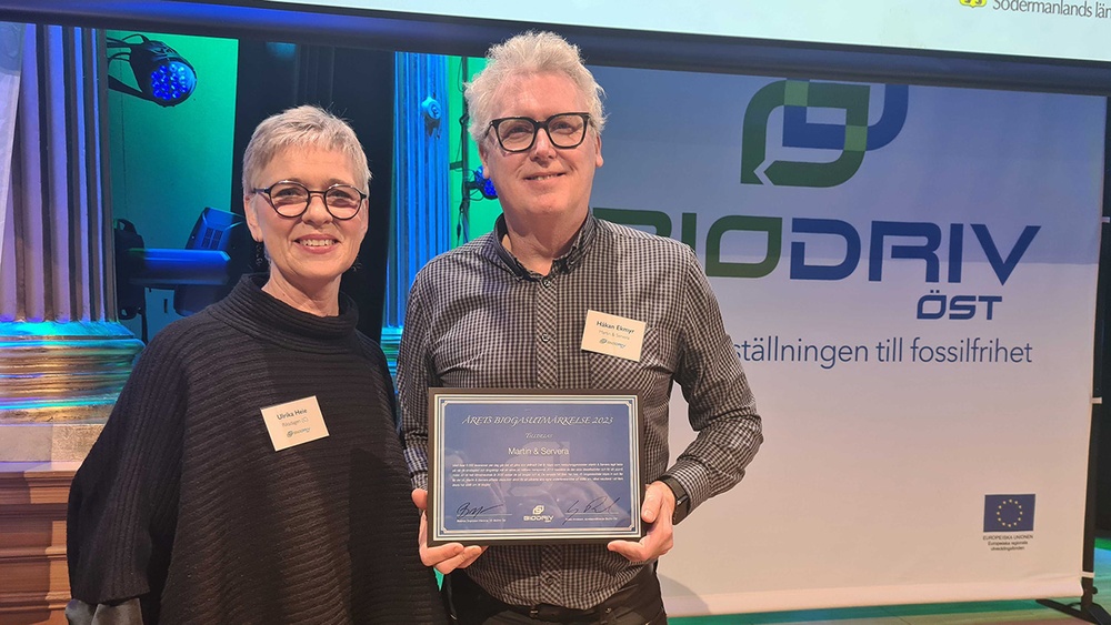Ulrika Heie (C), ordförande Trafikutskottet (till vänster i bild) delar ut biogasutmärkelsen till Martin & Servera. På plats för att motta priset var Håkan Ekmyr, Transportchef.
