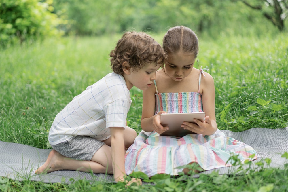 Barn, läsning, utomhus