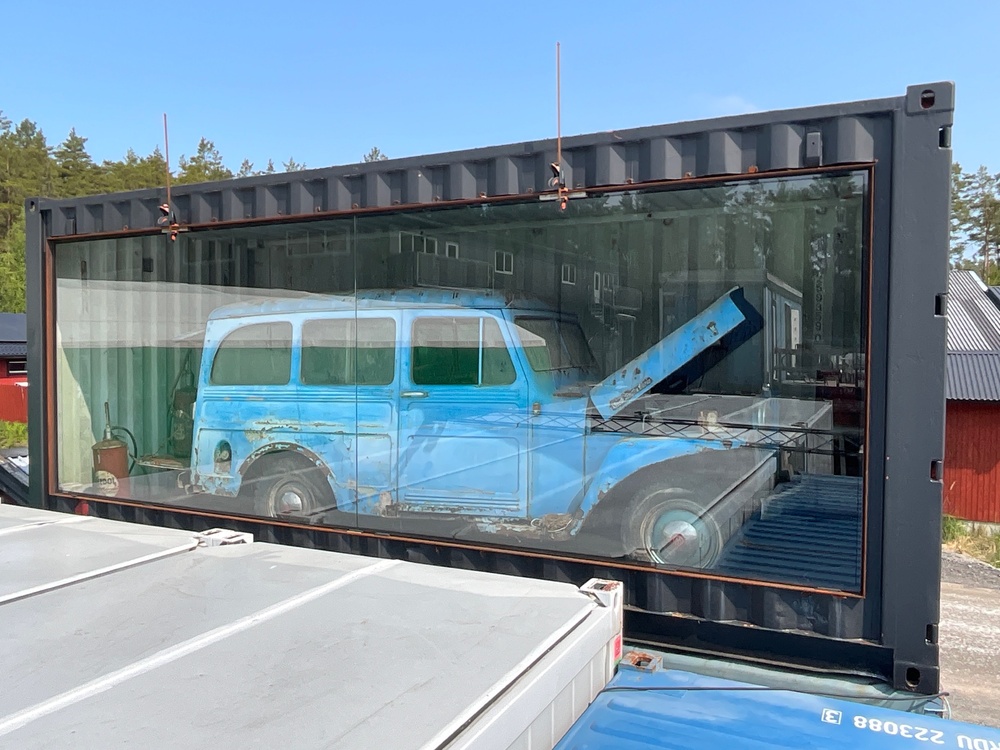 Unik bil – udda konstverk. Just nu snurrar en speciell Willys Jeep-veteran på auktion på Klaravik. En ovanlig bil som dessutom blivit till konstverk, genom nuvarande ägare.