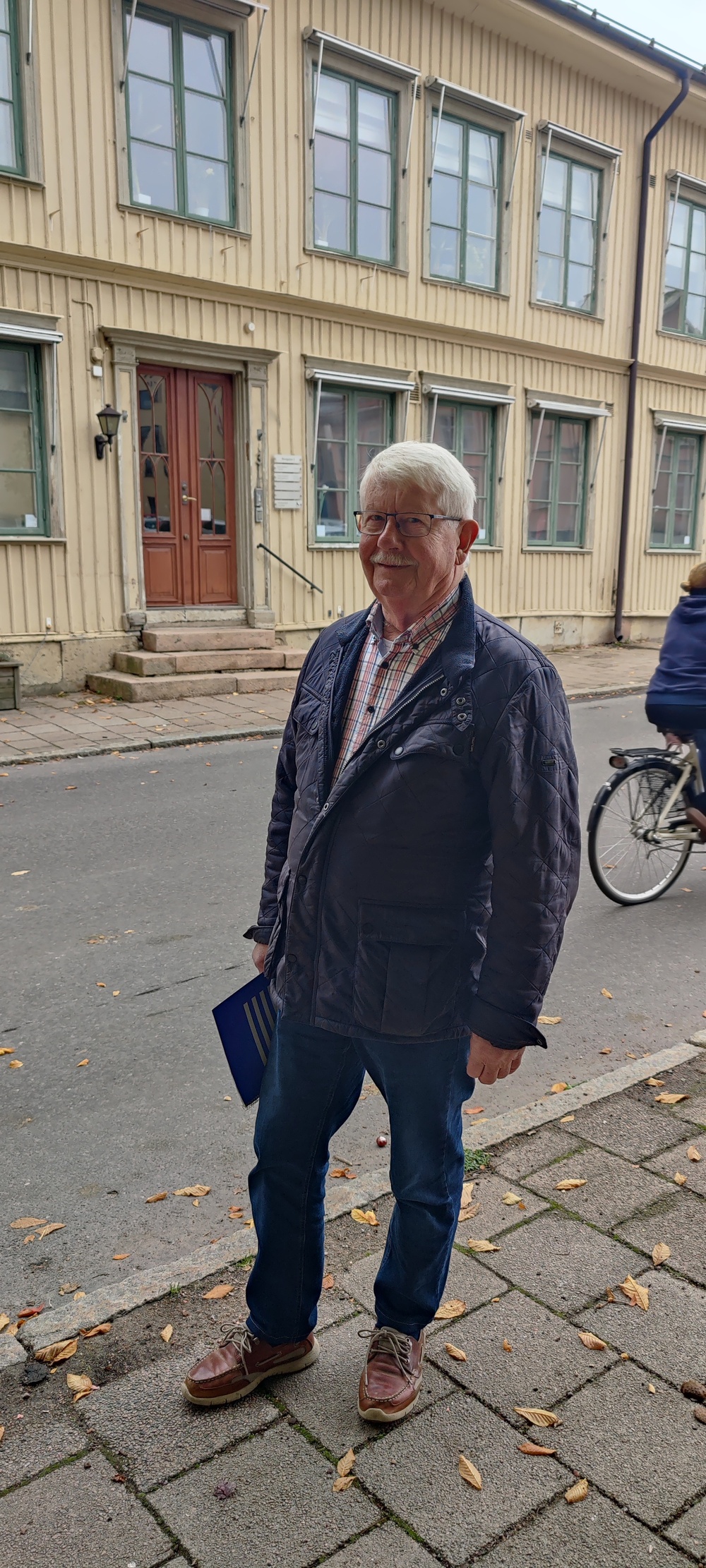 Tommy Kroon utanför Skara Gilles lokaler på Skolgatan