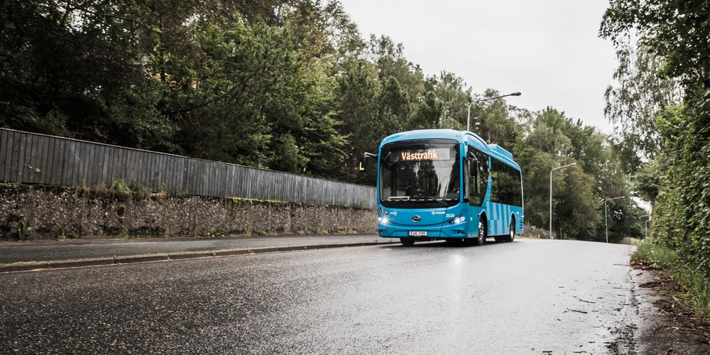 Buss på väg. Från och med den 1 maj kan alla som fyllt 70 år åka gratis i kollektivtrafiken. 