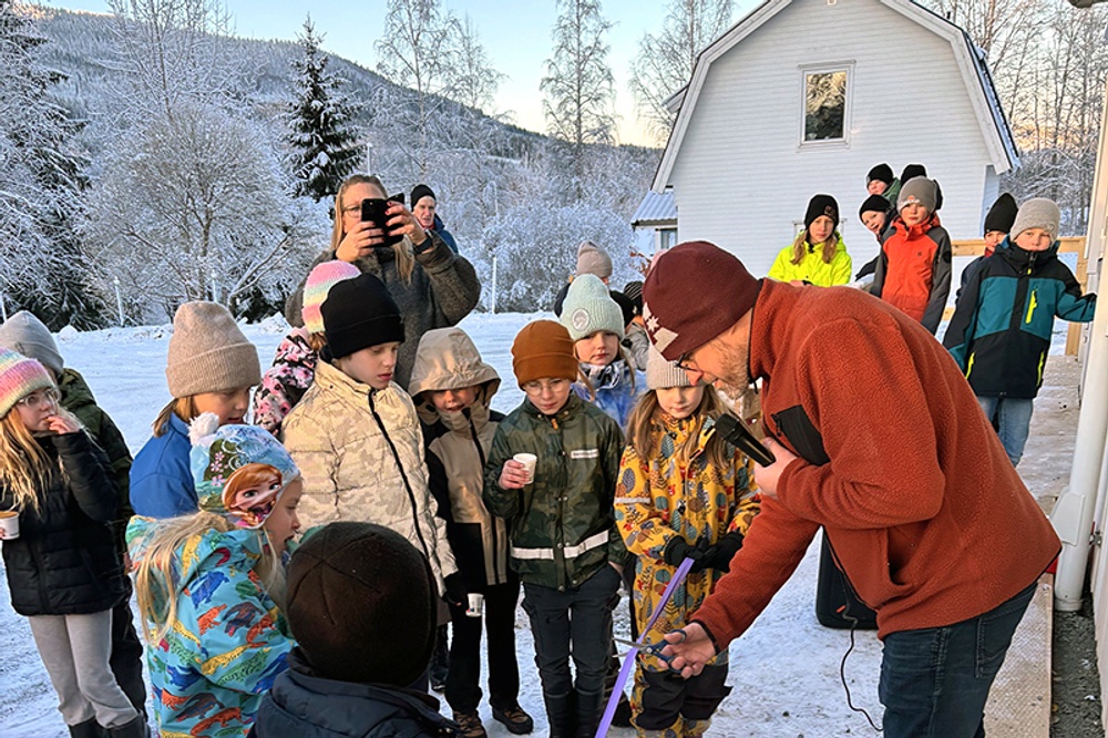 Barn- och utbildningsnämndens ordförande Adam Passin klipper bandet och inviger därmed etapp ett och de tillhörande lokalerna.