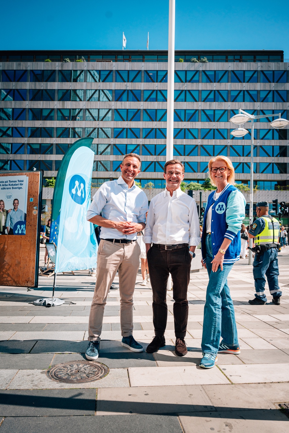 Tomas Tobé, Ulf Kristersson och Elisabeth Svantesson vid Stockholmsmoderaternas valstuga vid Sergels torg. 