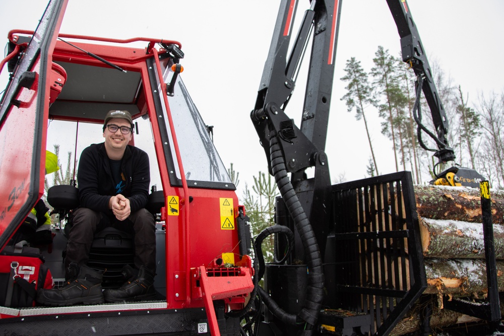 Kalle Jofs är entreprenör med egna företaget Lövbacka skog och är en av dem som kör ut virket i Jordbärsmuren. Foto: Ulrika Lagerlöf/Skogssällskapet