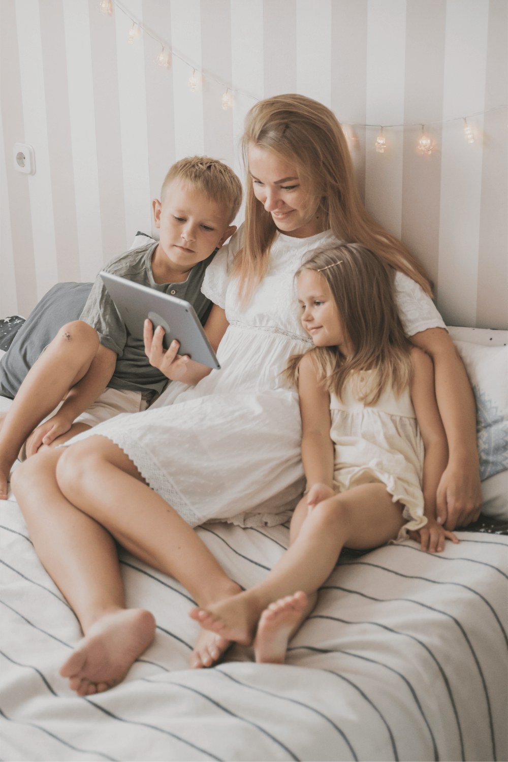 mother_and_children_reading_with_lylli