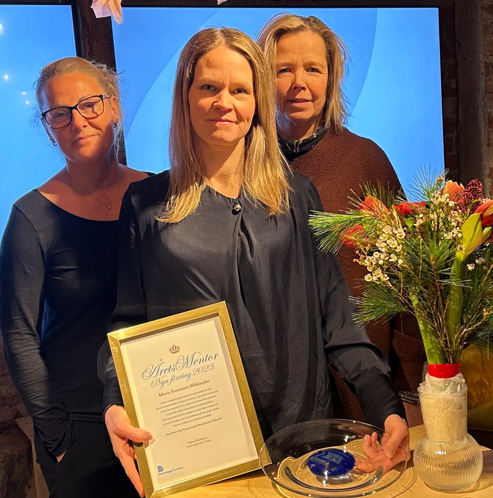 Maria Svensson Wiklander, Årets Mentor 2023 i Sverige, flankerad av en av adepterna Maria Huczkowsky, Ungdomstöd i Jämtland, och mentorhandledare Catarina Espmark, NyföretagarCentrum Jämtland Härjedalen