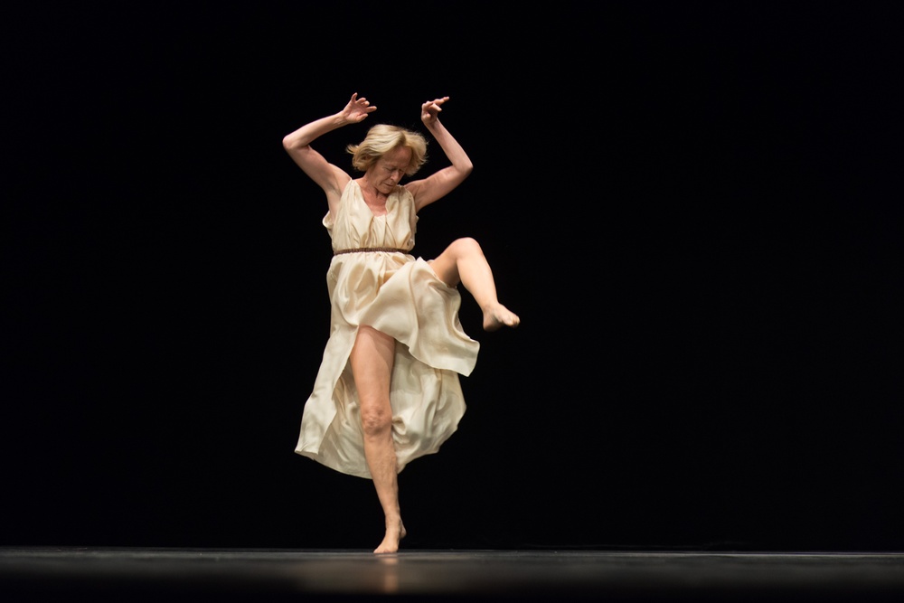 Dansaren Elisabeth Schwartz i Jerome Bels "Isadora Duncan.
Foto: Camille Blake, 2019 Deutsches Theater