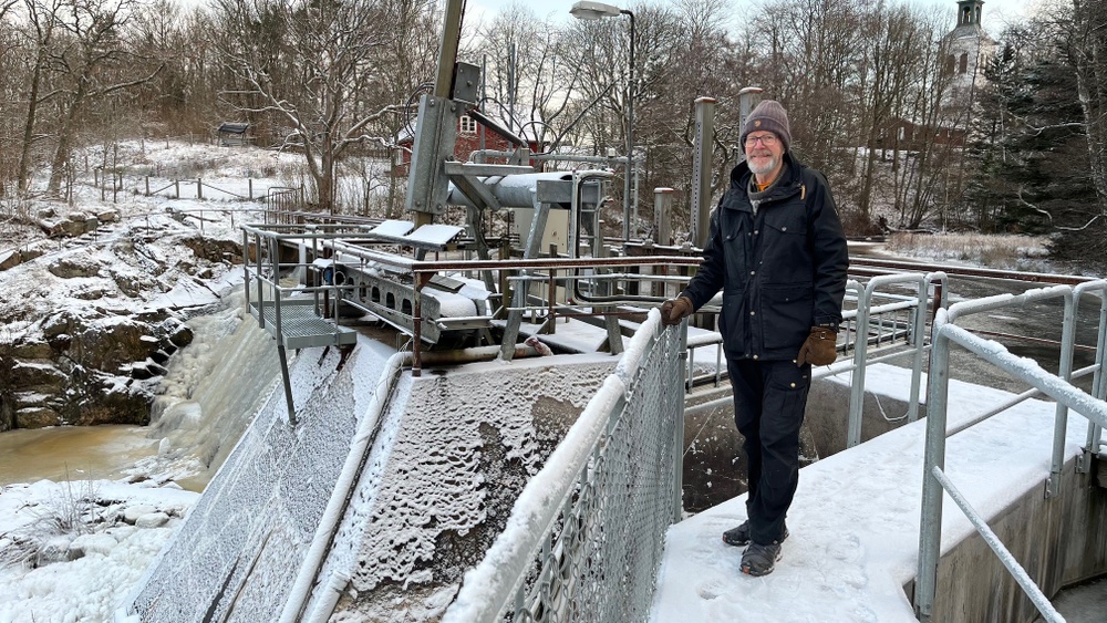 Jan-Åke Jacobson vid kraftverket. Det är vinter och lite snö.