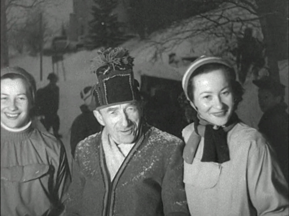 Sarah Thomasson (t h) gratuleras efter vinsten i uttagningarna till slalom-VM i Åre, januari 1950. Läs mer om filmen i slutet av texten.