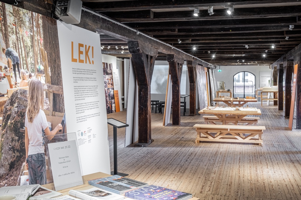 LEK –  59. Photo Form Design Center.jpg