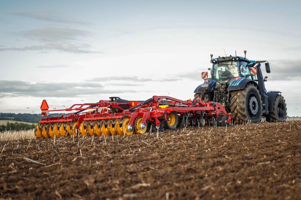 Väderstad cooperates with the tractor manufacturer Valtra to conduct a field study on adapting the tillage intensity to local variations in the field.