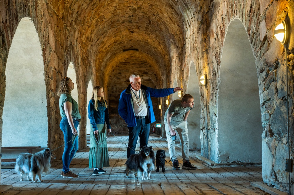 Guidad tur med hundar på Drottningskärs kastell.