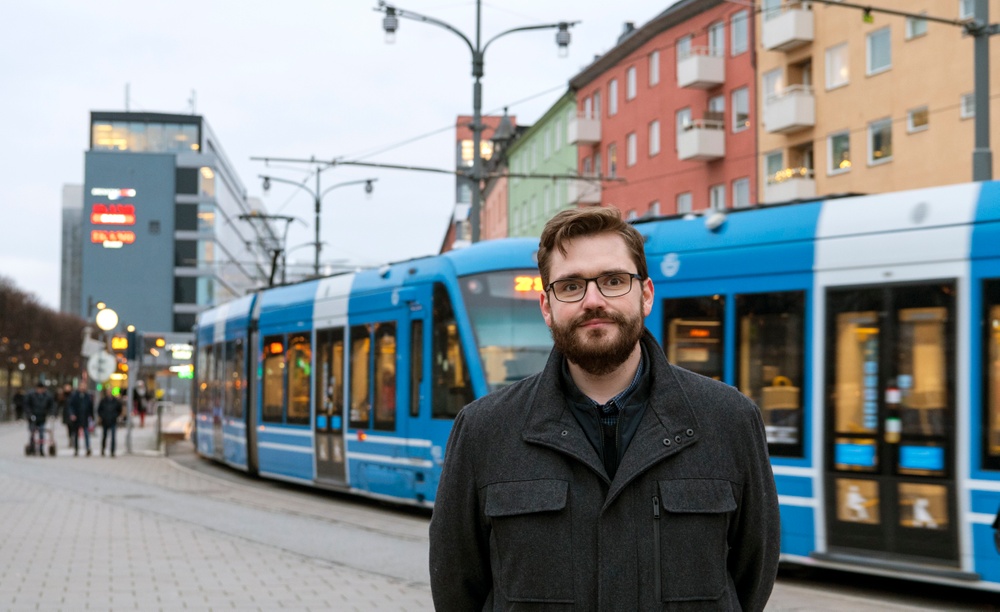 Hans Cruse framför en spårvagn i Stockholm.