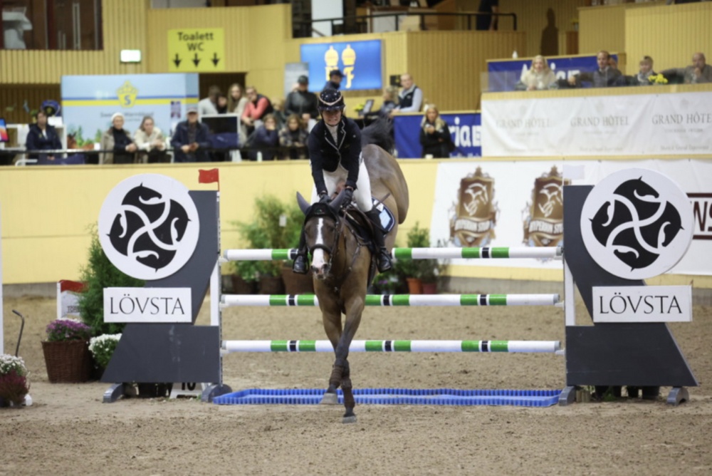 Stoet Simona VS (SWB) (född 2016, e Stakkato u Escape VS (SWB) – Escudo I, uppfödare och ägare: Viksbergs Säteri AB) vann 6-åringarnas Breeders Trophy 2022 med ryttaren Linda Heed. Foto Roland Thunholm.