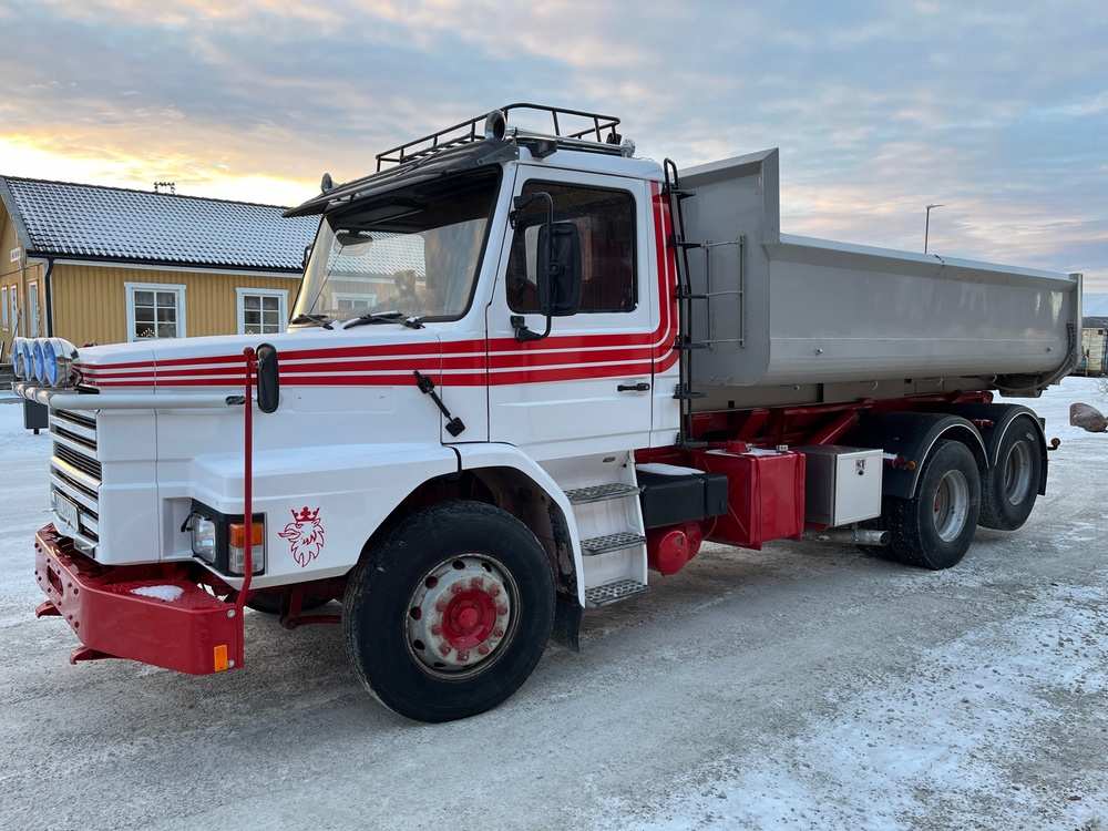 Lastbilsförsäljningen har skjutit i höjden på Klaravik de senaste åren. Veteranlastbilar, som den här nyligen sålda Scanian 112:an, har visat sig särskilt heta för längtande nostalgiker.