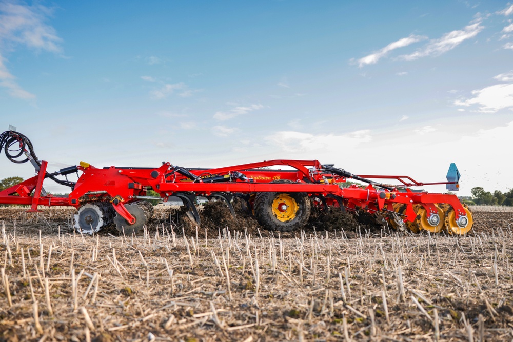 Väderstad cooperates with the tractor manufacturer Valtra to conduct a field study on adapting the tillage intensity to local variations in the field.