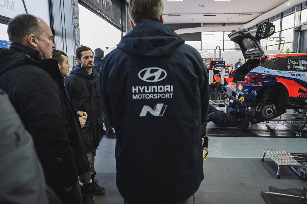 Prince Carl Philip visiting Hyundai at Umeå Service Park. Foto: Benjamin Aleksander Ward/McKlein. 