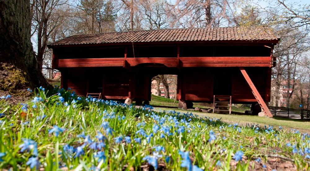 Ett av timmerhusen tillhörande Krogsfallsgården i Trädgårdsföreningen i Linköping.