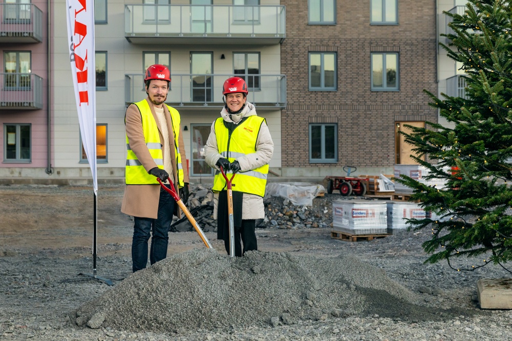 Linus Björkman, kommunalråd och samhällsbyggnadsutskottets ordförande tillsammans med Carola Lavén, vd på Ikano Bostad.