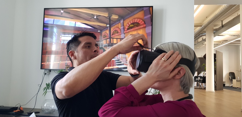 Tomas Bendz från Time Traveller hjälper Kvadrats Marit Barklund med VR-headsetet.