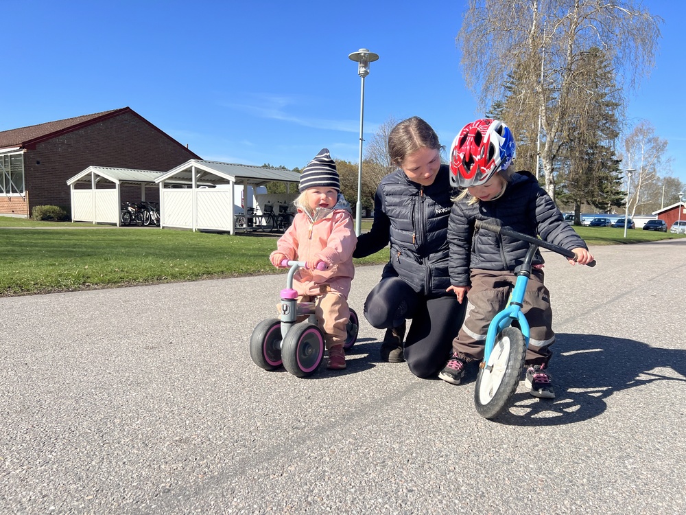 Sara Karlsson tillsammans med sina barn Ingrid och Majken Agham. 