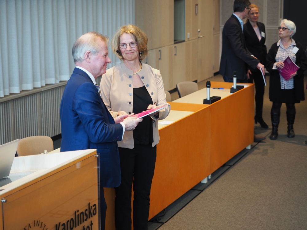 Rektor Ole Petter Ottersen tillsammans med KI Innovations VD Lilian Wikström delare ut boken till alla uppfinnare som porträtteras i boken